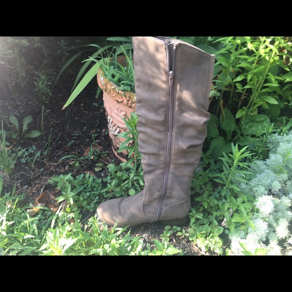 Boots 👢 - Picture 3 of 5